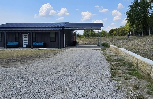 Farmersville Cabin | Serene Modern Barndo with AC in Farmersville - Perfect getaway for four