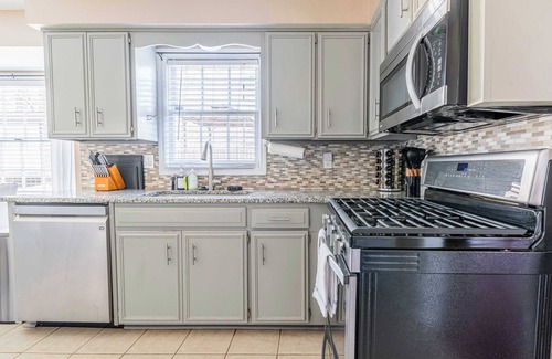 Columbus House | Serene Modern Getaway | 4br | Private Pool | Games | FirePit