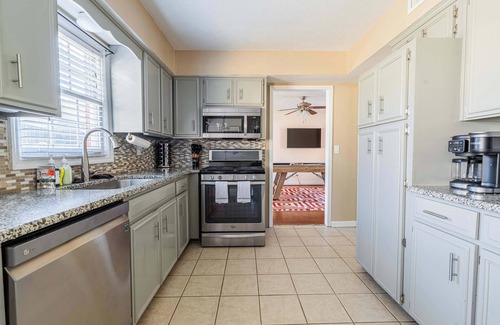 Columbus House | Serene Modern Getaway | 4br | Private Pool | Games | FirePit