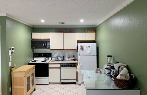 Montauk Condo | Serene Montauk Condo with Stunning Bay View and Pool
