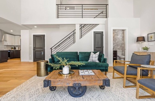 Bailey House | Serene Mountain Luxury-King beds & private Hot tub