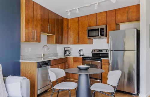 North Bethesda Apartment | Serene N Bethesda 1BR w/Rooftop Pool & W/D, nr Coffee, by Blueground