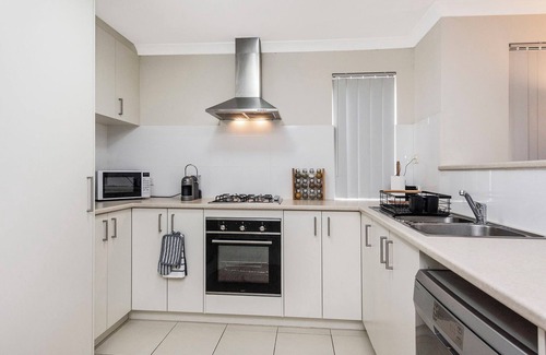 Gosnells House | Serene Oasis - 3 Bedroom Getaway House