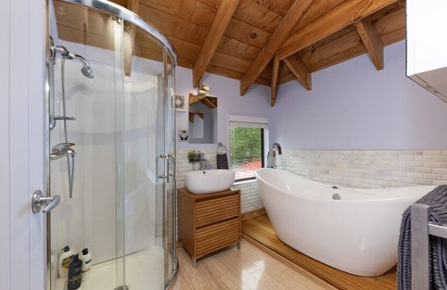 Torbay House | Serene Oasis: Spa Playground and Movie Nights!