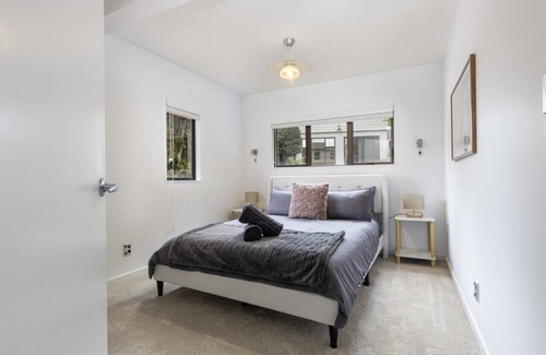 Torbay House | Serene Oasis: Spa Playground and Movie Nights!