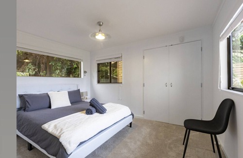 Torbay House | Serene Oasis: Spa Playground and Movie Nights!