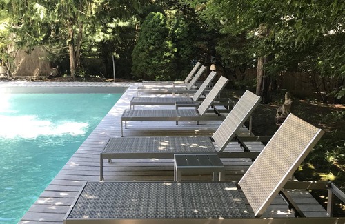 East Hampton House | Serene One Level Contemporary with FIVE STAR amenities. Walk To Private Beach.