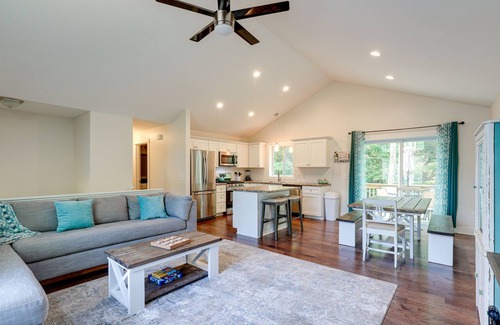 Pentwater House | Serene Pentwater Getaway w/Yard Near Lakes