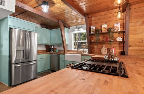 Nevada City Cabin | Serene pine forest basecamp in marvelous Nevada City with WiFi, AC