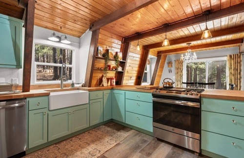 Nevada City Cabin | Serene pine forest basecamp in marvelous Nevada City with WiFi, AC