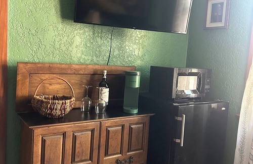 Silver Hill Apartment | Serene Private Garden Suite in Historic Home near UNM, Hospitals, NM United