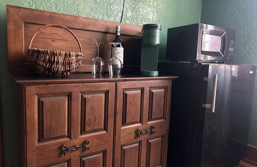 Silver Hill Apartment | Serene Private Garden Suite in Historic Home near UNM, Hospitals, NM United