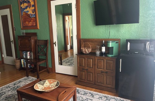 Silver Hill Apartment | Serene Private Garden Suite in Historic Home near UNM, Hospitals, NM United