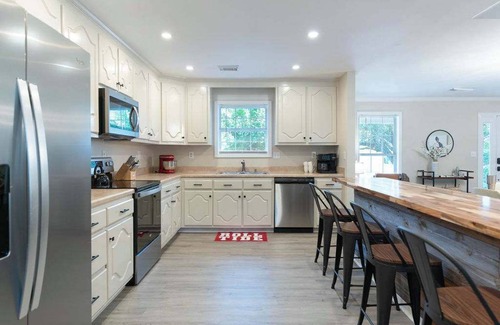 Tuscaloosa House | Serene Private Pool, Outside55"TV,Grill,Cornhole,85"TVoverfireplace 15 Min to UA