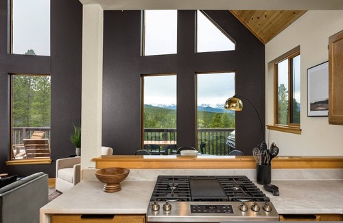 Black Hawk House | Serene Retreat Amazing Views Hottub Sauna Xbox