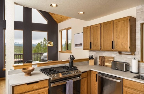 Black Hawk House | Serene Retreat Amazing Views Hottub Sauna Xbox