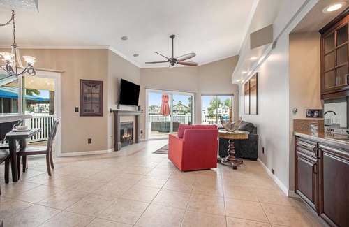 Discovery Bay House | Serene Retreat Boat Rental Sleeps 6 people