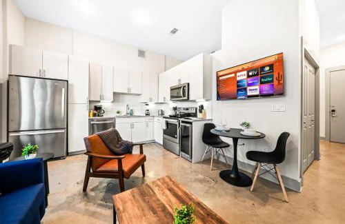 Fort Worth Apartment | Serene Retreat Pool 2 Min to TCU