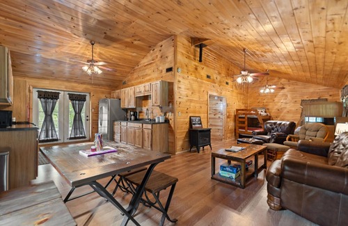 Rogers Cabin | Serene Retreat, Private Setting, Near Muir Valley Climbing & Redpoint BBQ