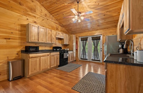 Rogers Cabin | Serene Retreat, Private Setting, Near Muir Valley Climbing & Redpoint BBQ