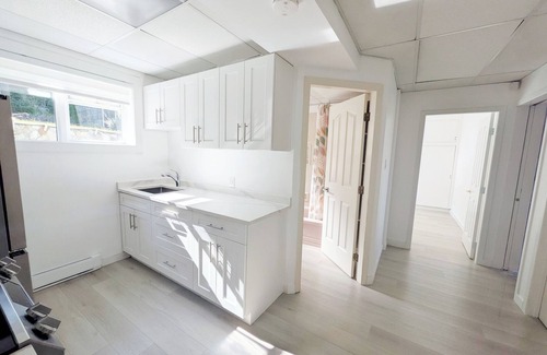 Cordova Bay House | Serene Seaside Getaway | Large 2BR Oceanview Suite – Ground Floor