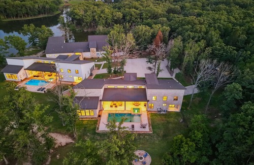 Malakoff House | Serene Shores: Lake Front- Pool & Hot Tub