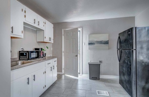 Whitehaven House | Serene Simplicity: Close to I-55 Graceland Airport