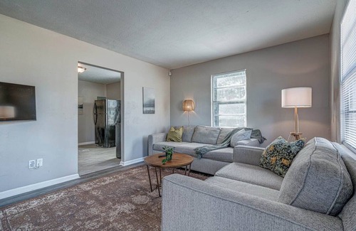 Whitehaven House | Serene Simplicity: Close to I-55 Graceland Airport