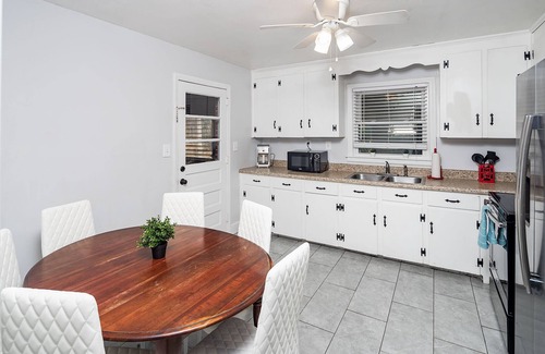 Charlotte House | ★Serene & Spacious | 5mi to Uptown | Huge Backyard