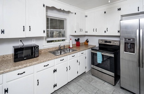 Charlotte House | ★Serene & Spacious | 5mi to Uptown | Huge Backyard