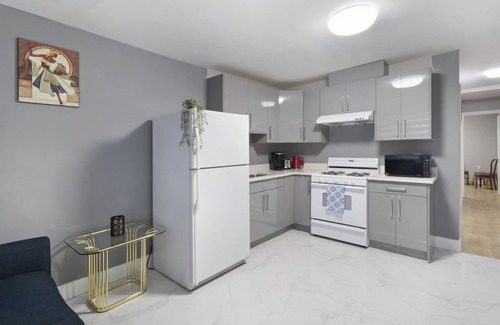 Newton House | Serene Spacious Modern 2 bed private suite- Central Location