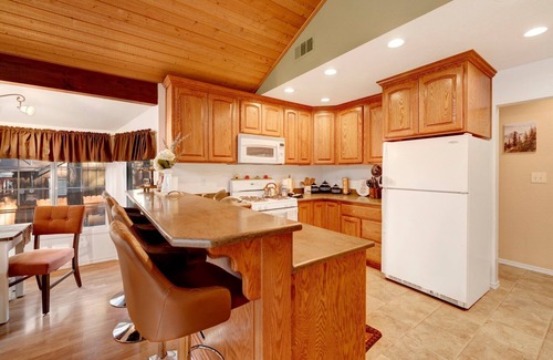 Big Bear Cabin | Serene Splendor Retreat in Big Bear | Ultra-Modern Chalet w/Hot Tub