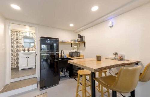 Biggar Condo | Serene Studio Steps from the Water - Pool + Kayaks!