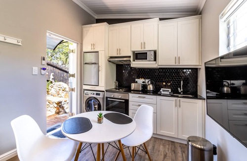 Scott Estate Cottage | Serene Studio. Stylish. Private. Beach 2km.