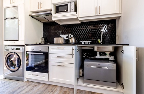 Scott Estate Cottage | Serene Studio. Stylish. Private. Beach 2km.