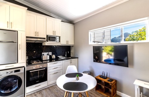 Scott Estate Cottage | Serene Studio. Stylish. Private. Beach 2km.