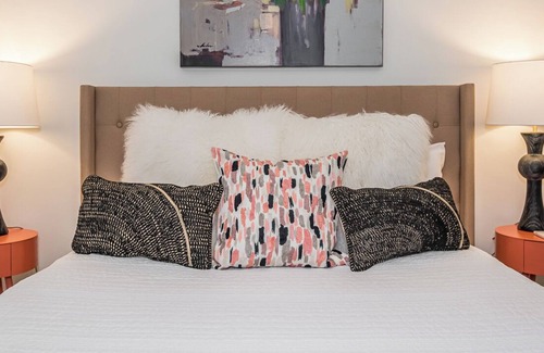 Crabtree Apartment | Serene & Stylish 2-Bedroom House Within Walking Distance of Crabtree Valley Mall