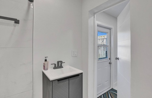 Ives Estates Bed & Breakfast | Serene Suite Near Aventura