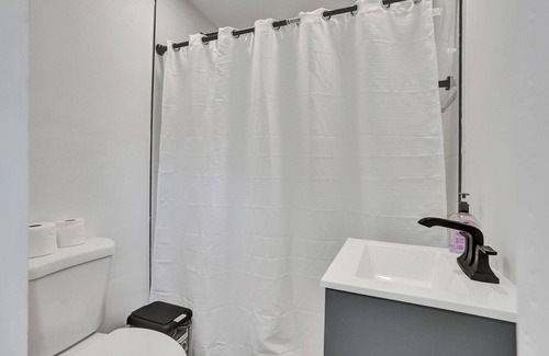 Ives Estates Bed & Breakfast | Serene Suite Near Aventura