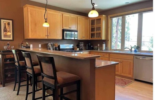 Big Bear Lake House | Serene Summit Chalet- Ski-In&Out + Hot Tub