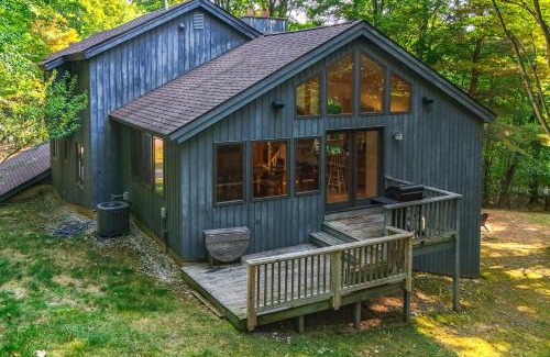 Suttons Bay House | Serene Suttons Bay Home with Fire Pit and Wooded Yard