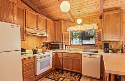 Truckee House | Serene Tahoe Donner Cabin mins to Lake, Ski, Golf