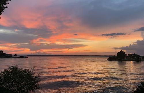 West Livingston House | Serene, updated lakefront retreat with fenced yard