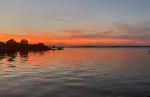 West Livingston House | Serene, updated lakefront retreat with fenced yard