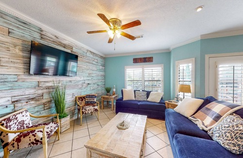 West Livingston House | Serene, updated lakefront retreat with fenced yard
