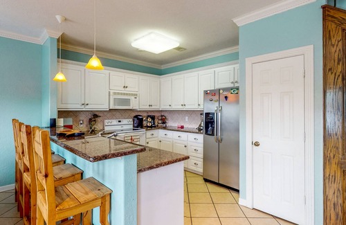 West Livingston House | Serene, updated lakefront retreat with fenced yard