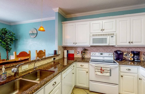 West Livingston House | Serene, updated lakefront retreat with fenced yard