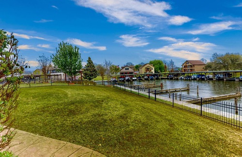 West Livingston House | Serene, updated lakefront retreat with fenced yard