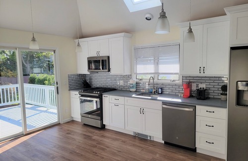 Greenwich Apartment | Serene upstairs apt. Walk to town, train, & beach ferry!