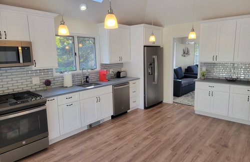 Greenwich Apartment | Serene upstairs apt. Walk to town, train, & beach ferry!